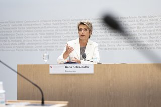 "Nous ne pouvons pas choisir arbitrairement 10'000 personnes et les évacuer" d'Afghanistan, affirme la ministre de la justice Karin Keller-Sutter (archives).